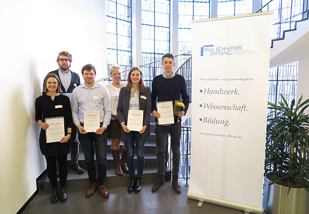 Die Stipendiaten der Paul Schnitker Stiftung freuten sich über ihre Urkunden: (v.l.) Maura Busch, Markus Göpel, Bernhard Vogelsang, Britta Suppressa, Sophia Klein und Paul Varnhagen. (Foto: HWK Münster)