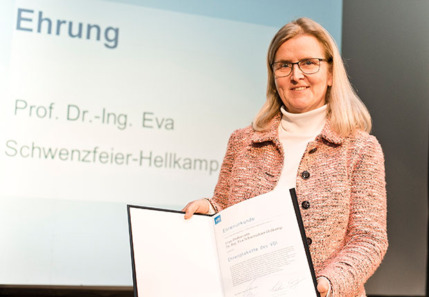 Prof. Dr.-Ing. Eva Schwenzfeier-Hellkamp, langjähriges Vereinsmitglied und von 2014 bis 2017 Vorsitzende, ist für ihre Verdienste um den VDI OWL geehrt worden. (Foto: Katrin Biller / VDI OWL)