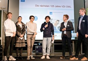 Im Dialog mit der nächsten Generation: Rune McCallum (19 Jahre), Laura Frank (17), David Nalimov (14) und Simon Erichsen (17) (v.l.) von der Bielefelder FridaysForFuture-Bewegung forderten auch die Mitglieder des VDI OWL wie Fabian Schoden (2.v.r.) und Karsten Ollesch (r.) und zum Handeln auf. (Foto: Katrin Biller / VDI OWL)