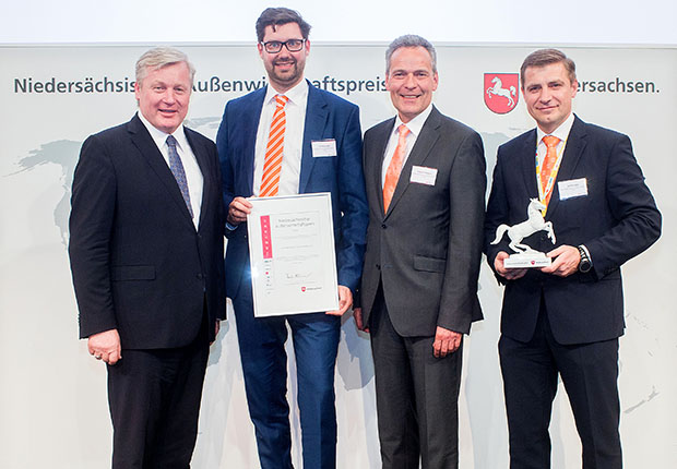 (v.l.) Dimitri Gujo (Leiter Export Russland), Andreas Hemeyer (Mitglied der Geschäftsleitung) und Christian Gall (Leiter Export) freuen sich über die Verleihung des Preises durch den Niedersächsischen Wirtschaftsminister Dr. Bernd Althusmann. (Foto: Amazonen Werke)