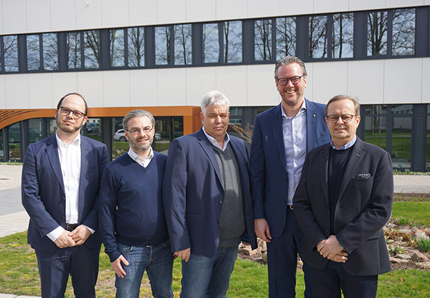 Vorstandsvorsitzender Philip Harting (Zweiter von rechts) begrüßte auf dem HARTING Firmengelände die Vertreter der IGEU-Neumitglieder. (Foto: HARTING)