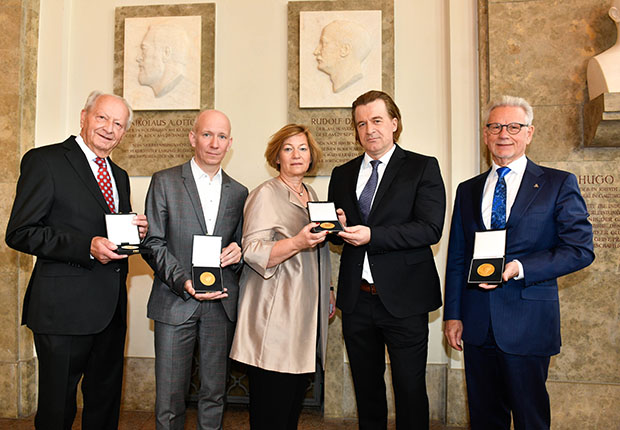 (v.l.) Klaus Eisert (Phoenix Contact GmbH & Co. KG, "Erfolgreichste Innovationsleistung"), Martin Verg (GEOlino, Gruner + Jahr GmbH, "Beste Medienkommunikation"), Stefanie Herrmann, Thorsten Rudolph (AZO Anwendungszentrum GmbH Oberpfaffenhofen, "Beste Innovationsförderung"), Dr. E.h. Manfred Wittenstein (WITTENSTEIN SE, "Nachhaltigste Innovationsleistung"). (Foto: Daniel Hinz, A.P.I.)