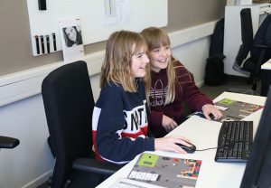 Große Freude beim Girls‘ and Boys‘ Day bei ASSMANN. Sine Redeke (links), Lavinia Leistner (rechts). (Foto: ASSMANN)