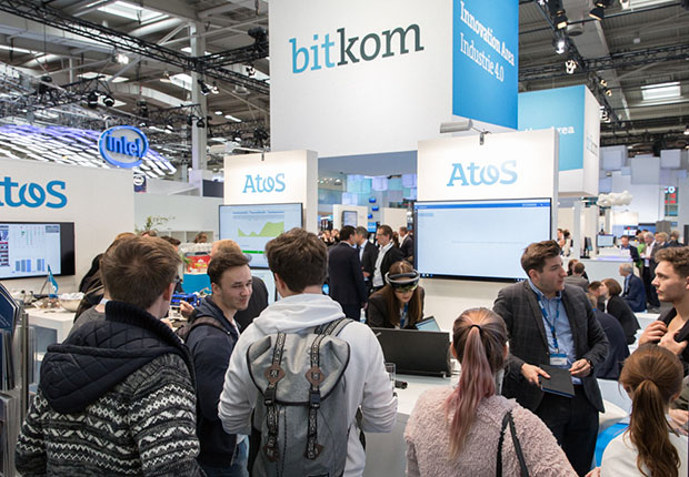 Großes Interesse an Praxisbeispielen der vernetzten Industrie am Bitkom-Stand auf der Hannover Messe. (Foto: Bitkom)