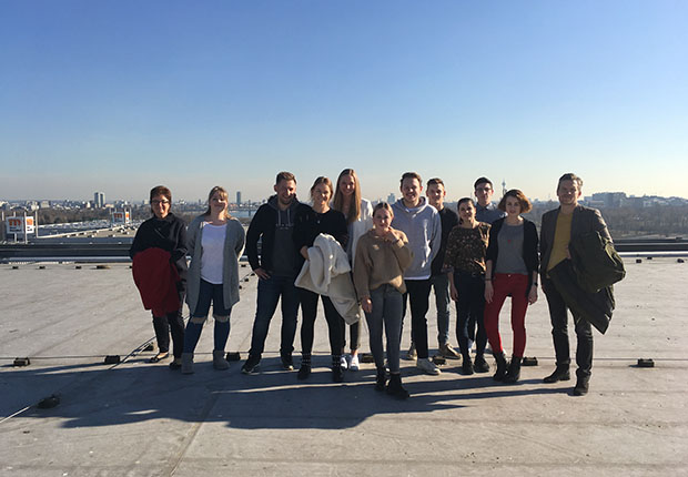 Auf das Dach der MERKUR SPIEL-ARENA ging es für die Studentinnen und Studenten der FHM Bielefeld bei der Stadionführung. Nils Rullkötter (r.) von der Gauselmann Gruppe und Professorin Dr. Annette Kahre (l.) betreuten das Projektteam. (Foto: Gauselmann Gruppe)