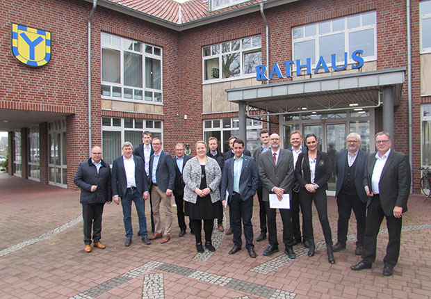 Vertreter der im Hafen Spelle-Venhaus ansässigen und tätigen Unternehmen trafen sich im Speller Rathaus, um künftige Entwicklungsschritte abzustimmen. (Foto: Hafen Spelle-Venhaus GmbH)