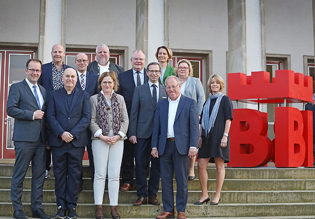 Jahresversammlung in der Rudolf-Oetker-Halle: (v.l.) Martin Knabenreich, Henner Zimmat, Theaterintendant Michael Heicks als Gastgeber, Thomas Kunz, Andreas Büscher, Cornelia Delius, Johannes Göke, Frank Wulfmeyer, Jennifer Erdmann, Oberbürgermeister Pit Clausen, Regine Tönsing und Ursula Pasch. (Foto: Bielefeld Marketing/ Sarah Jonek)