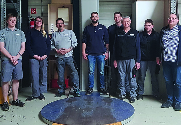 Sarah Schuchmann mittendrin im Lager-Team von SMV. (v.l.n.r. Pascal Pawelecki, Sarah Schuchmann, Ullrich Reichelt, Kevin Oelmeier, Chris Oelmeier, Heinrich Voth, Sven Südmersen, Bernd Siekmann). (Foto: SMV)