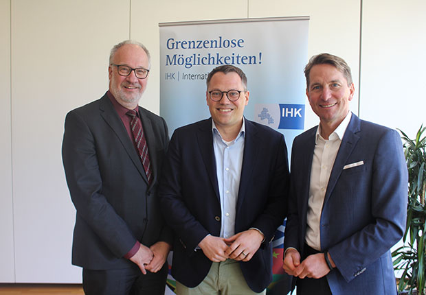 Diskutierten beim IHK-Mittagsgespräch über Herausforderungen für die EU: EU-Parlaments-Kandidat Tiemo Wölken (Mitte) mit IHK-Vizepräsident Axel Mauersberger (links) und IHK-Hauptgeschäftsführer Marco Graf (rechts). (Foto: IHK)