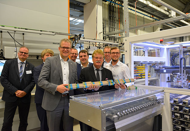 Die Delegation rund um Elmar Brok (3.v.r) zeigte sich beeindruckt von der Produktion und der automatischen Tragschienenbestückungsanlage bei Weidmüller. (Foto: Weidmüller)