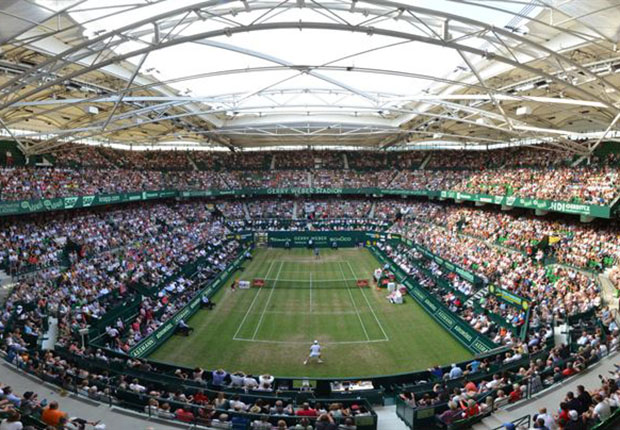 So wie in dieser Bildmontage wird das Gerry Weber-Stadion beim diesjährigen Turnier aussehen: ASSMANN Büromöbel prominent auf Werbebannern am Spielfeldrand platziert. (Foto: GERRYWEBEROPEN)