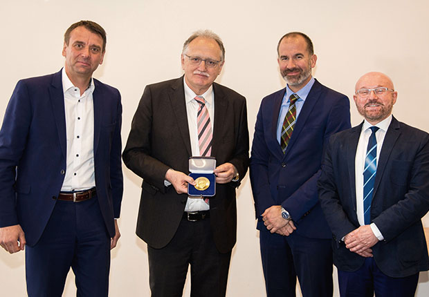 Ehrung für ehrenamtliches Engagement: Prof. Dr.-Ing. Bohumil Kasal (rechts) Leiter des Fraunhofer-Instituts für Holzforschung, überreicht die Medaille an Dr. Ralf Becker (2.v.l.) im Beisein seines Nachfolgers Dipl.-Ing. Kai Greten (1.v.l.) und Dr. Raoul Klingners, Direktor Forschung der Fraunhofer-Gesellschaft. (Foto: iVTH)