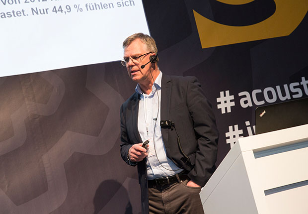 Dr. Patrick Kurtz in einem Forum auf der acoustex 2018. Dieses Jahr ist Geräuschemission ein wichtiges Thema. (Foto: Westfalenhallen)