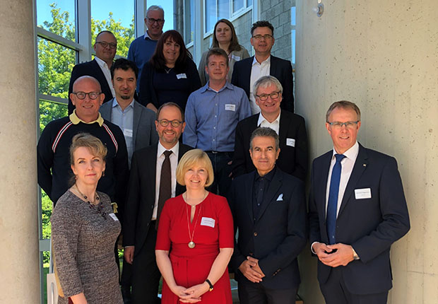 EU-Partner des Future Ecom Projekts aus Griechenland, Finnland, Dänemark, Litauen, Großbritannien, Portugal, Italien und Deutschland sowie Jörg Düning-Gast (Kreis Lippe), Dr. Matthias Böttcher (IHK Lippe) und Dr. Eberhard Niggemann (Weidmüller). (Foto: GILDE)