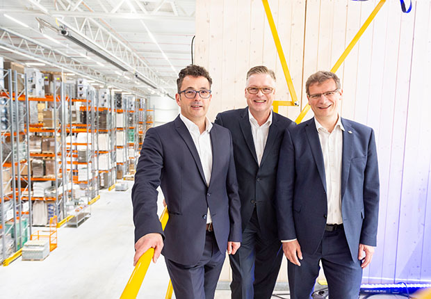 Eröffnung des Logistikneubaus (v.l.): Die Koch International Geschäftsführer Uwe Fieselmann, Heinrich Koch und Heinz-Peter Beste. (Foto: Koch International)