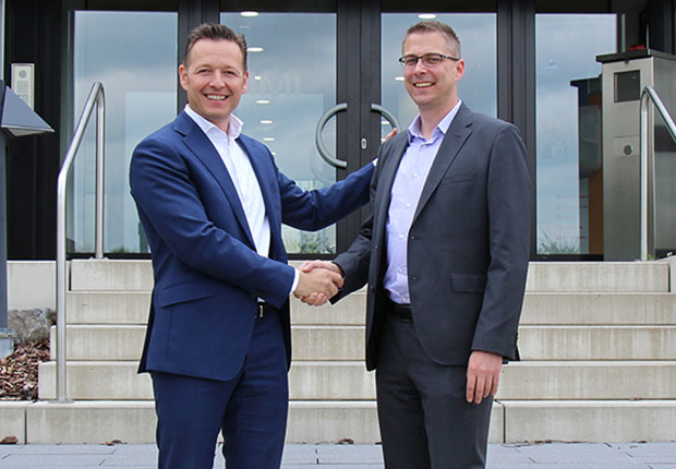 Oliver Wehking (links) begrüßt Martin Maas als neuen Geschäftsführer bei der Buschjost GmbH. (Foto: Buschjost GmbH)