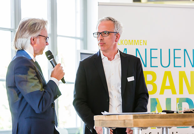 Veranstaltung der REGIONALE 2022 zum Thema Wohnen und UrbanLand. OWL GmbH-Geschäftsführer Herbert Weber im Gespräch mit Zukunftsforscher Dr. Daniel Dettling. (Foto: OWL GmbH)