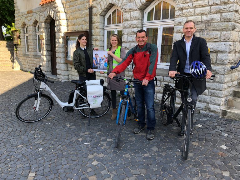 (v.l.) Donata Caminneci-Trompeter, Lea Kohlhage, Hans-Dieter Meier, Bürgermeister Jürgen Schell. (Foto: Stadt Barntrup)