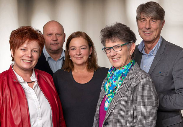 (v.l.) Juristin Frauke Ley (1. Vorsitzende), Architekt Derik Feldhoff (Beisitzer), Geschäftsführerin Anke Schmidt, Verwaltungswirtin Birgit Berns (2. Vorsitzende), Kaufmann Jochen Häger (Beisitzer) (Foto: Kurz Um-Meisterbetriebe e. V.)