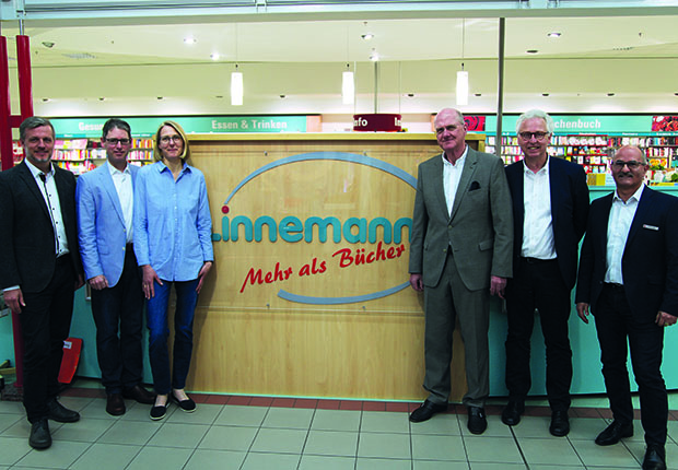 (v.l.) Steffen Richard (Südring-Center), Rolf Pitsch, Friedrich Klingenthal, Sabine Linnemann, Marcus Linnemann, Tobias Siepelmeyer (Bonifatius) vor der Linnemann-Buchhandlung im Südring-Center. (Foto: Mommert/ Südring)