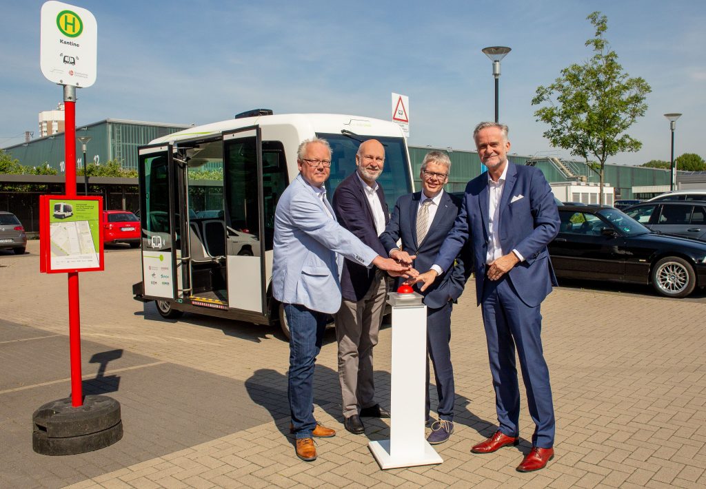 Drückten den Startknopf für den Hubi-Testbetrieb: (V.l.) Werner Linnenbrink (Leiter Mobilitätsangebot Stadtwerke), Dr. Stephan Rolfes (Stadtwerke-Mobilitätsvorstand), Peter Wüstnienhaus (Projektträger Deutsches Zentrum für Luft- und Raumfahrt) und Oberbürgermeister Wolfgang Griesert. (Foto: Stadtwerke Osnabrück / Jessica Fischer)
