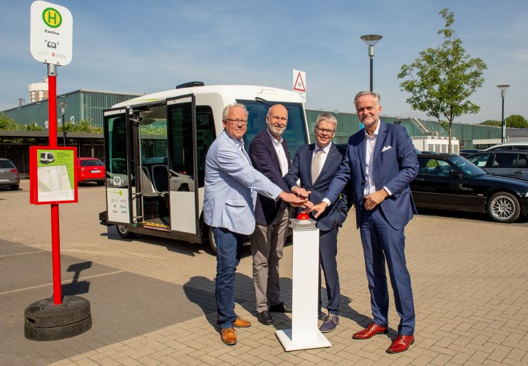 Drückten den Startknopf für den Hubi-Testbetrieb: (V.l.) Werner Linnenbrink (Leiter Mobilitätsangebot Stadtwerke), Dr. Stephan Rolfes (Stadtwerke-Mobilitätsvorstand), Peter Wüstnienhaus (Projektträger Deutsches Zentrum für Luft- und Raumfahrt) und Oberbürgermeister Wolfgang Griesert. (Foto: Stadtwerke Osnabrück / Jessica Fischer)