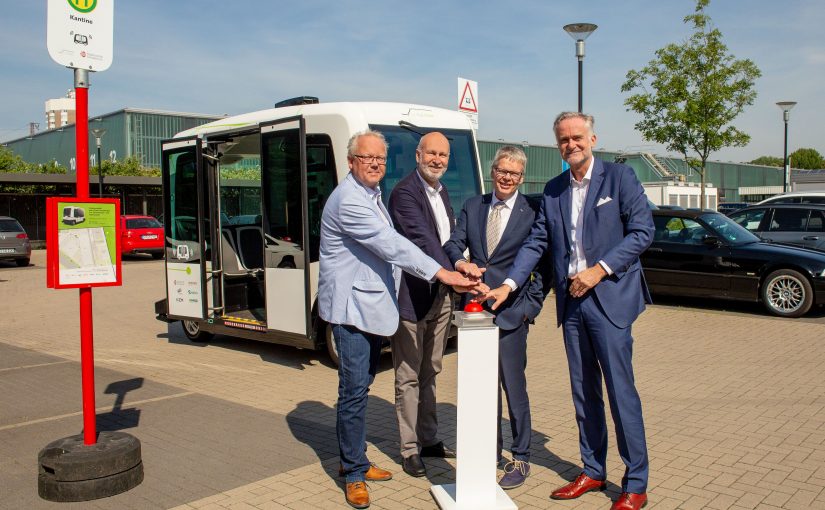 Drückten den Startknopf für den Hubi-Testbetrieb: (V.l.) Werner Linnenbrink (Leiter Mobilitätsangebot Stadtwerke), Dr. Stephan Rolfes (Stadtwerke-Mobilitätsvorstand), Peter Wüstnienhaus (Projektträger Deutsches Zentrum für Luft- und Raumfahrt) und Oberbürgermeister Wolfgang Griesert. (Foto: Stadtwerke Osnabrück / Jessica Fischer)