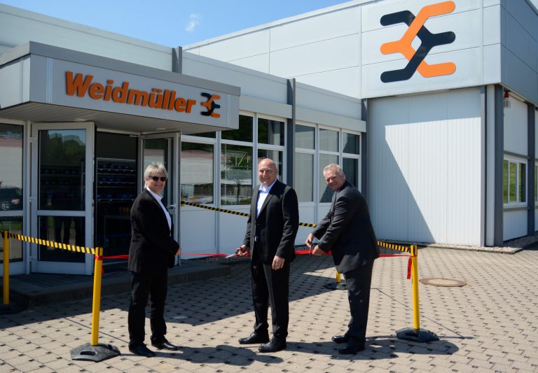 Schnitten gemeinsam das Band zur Eröffnung durch (v.l.): Projektleiter Leonhard Zygmunt, TWG-Werksleiter Roman Kühnlein und Jörg Scheer, TWG-Geschäftsführer sowie Leiter der Division Device and Field Connectivity. (Foto: Weidmüller)