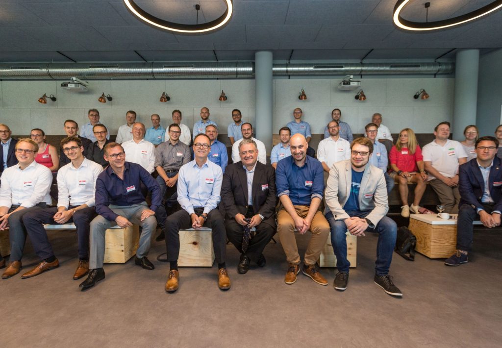 Spannender Austausch im ‚Ideentriebwerk‘ des Fraunhofer IEM in Paderborn: Prof. Carayannis (1. Reihe, 5. v. l.) kam auf Einladung der it‘s OWL Geschäftsfüh-rer Günter Korder (1. Reihe, 4. v. l.) und Prof. Dr. Roman Dumitrescu (1. Reihe, 6. v. l.). (Foto: it’s OWL Clustermanagement GmbH)