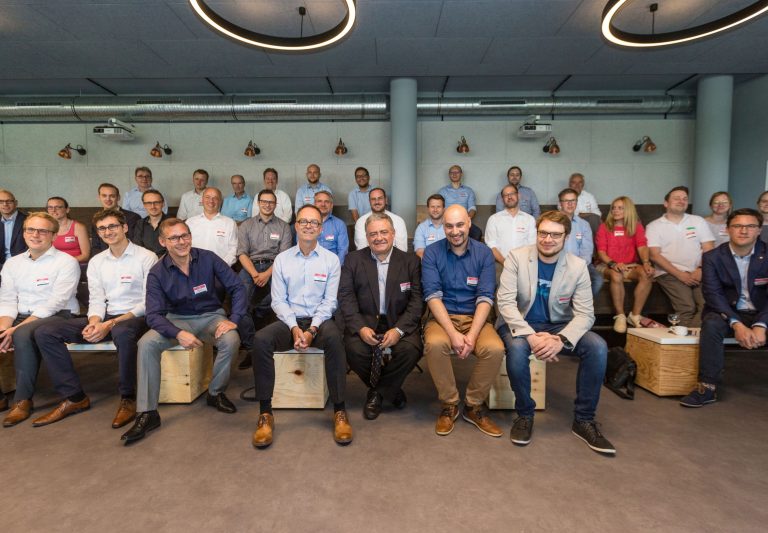 Spannender Austausch im ‚Ideentriebwerk‘ des Fraunhofer IEM in Paderborn: Prof. Carayannis (1. Reihe, 5. v. l.) kam auf Einladung der it‘s OWL Geschäftsfüh-rer Günter Korder (1. Reihe, 4. v. l.) und Prof. Dr. Roman Dumitrescu (1. Reihe, 6. v. l.). (Foto: it’s OWL Clustermanagement GmbH)