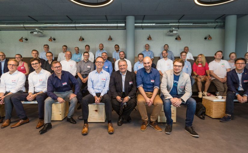 Spannender Austausch im ‚Ideentriebwerk‘ des Fraunhofer IEM in Paderborn: Prof. Carayannis (1. Reihe, 5. v. l.) kam auf Einladung der it‘s OWL Geschäftsfüh-rer Günter Korder (1. Reihe, 4. v. l.) und Prof. Dr. Roman Dumitrescu (1. Reihe, 6. v. l.). (Foto: it’s OWL Clustermanagement GmbH)