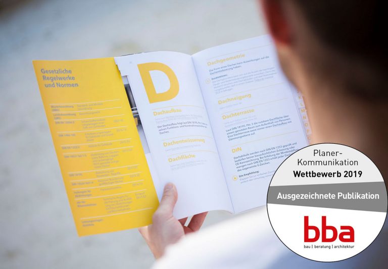 Regelwerke immer im Blick und im Griff: Die SitaFibel dient als Guide durch die Flachdachentwässerung. (Foto: Sita Bauelemente GmbH)