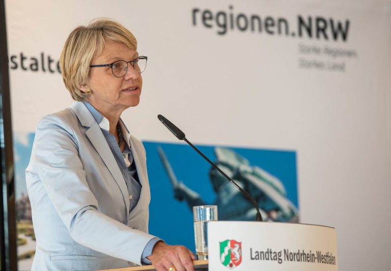 Münsterland e.V. lädt ein – Dorothee Feller, Regierungspräsidentin der Bezirksregierung Münster, begrüßte die Gäste im Namen aller Regionen. (Foto: Arne Pöhnert)