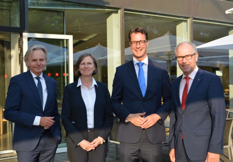 Landrat Manfred Müller, Annette Nothnagel und Herbert Weber (beide OWL GmbH) im Gepräch mit NRW-Verkehrsminister Hendrik Wüst anlässlich des Frühjahrsempfangs der Regionen im Landtag NRW. (Foto: OWL GmbH)