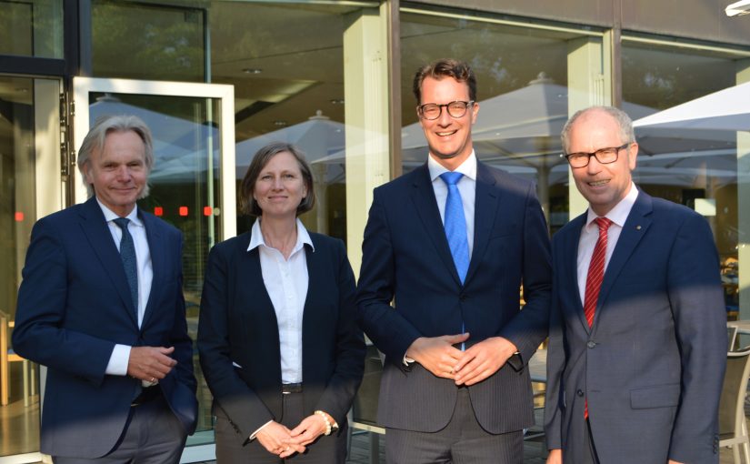 Landrat Manfred Müller, Annette Nothnagel und Herbert Weber (beide OWL GmbH) im Gepräch mit NRW-Verkehrsminister Hendrik Wüst anlässlich des Frühjahrsempfangs der Regionen im Landtag NRW. (Foto: OWL GmbH)