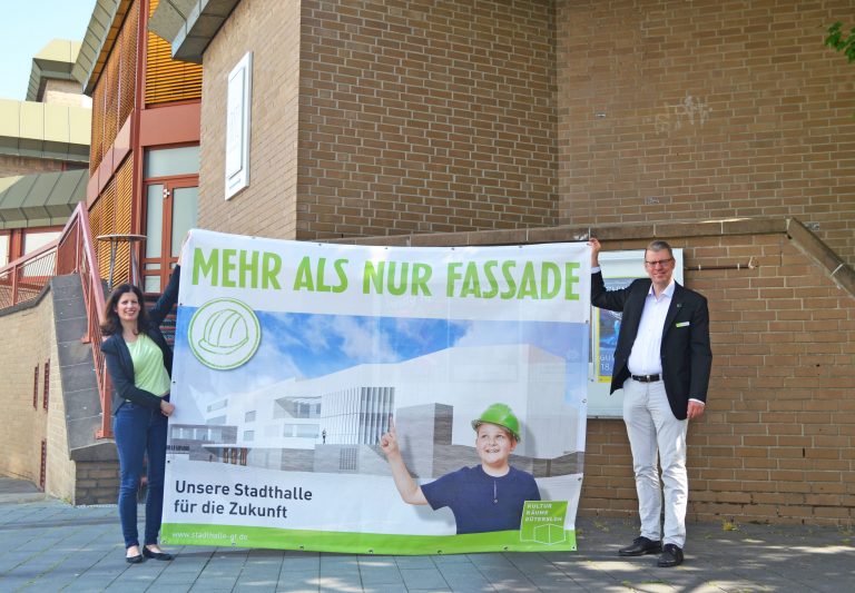 So wird es aussehen: Sabine Schoner (Marketing und Vertrieb Kultur Räume Gütersloh) und Ralph Fritzsche (Kaufmännischer Betriebsleiter Kultur Räume Gütersloh) präsentieren die neue Fassade. (Foto: Kultur Räume Gütersloh)