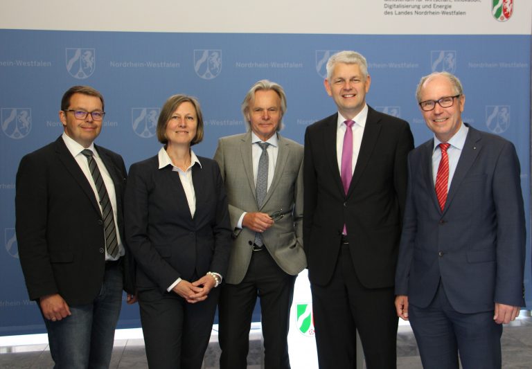 (v.l.): Heiner Brockhagen, Bezirksregierung Detmold, Annette Nothnagel und Herbert Weber, OWL GmbH, Staatssekretär Christoph Dammermann, Landrat Manfred Müller. (Foto: OWL GmbH)