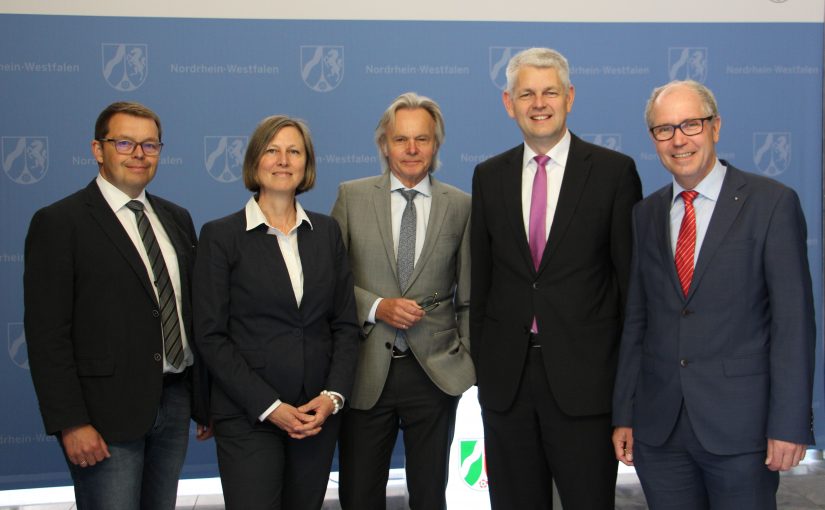 (v.l.): Heiner Brockhagen, Bezirksregierung Detmold, Annette Nothnagel und Herbert Weber, OWL GmbH, Staatssekretär Christoph Dammermann, Landrat Manfred Müller. (Foto: OWL GmbH)