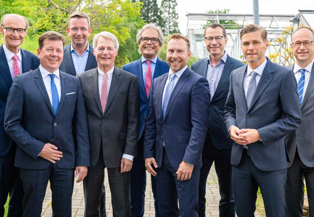 (v.l.) Michael Koch (ehemaliger Aufsichtsrat), Dirk Scherz (Vorstand), Andreas Kremer (Aufsichtsrat), Dr. Michael Hammes (ehemaliger Aufsichtsrat), Thomas Acker (Vorstand, Sprecher), Rolf Enders (Aufsichtsrat), Marc Liepe (Aufsichtsrat), Sebastian Kotte (Vorstand), Lars Hille (Aufsichtsrat) (Foto: Hagenhoff Werbeagentur)