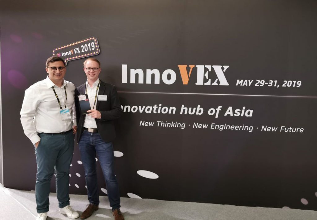 Auf der Messe in Asien präsentierten die Paderborner Dr. Gereon Deppe (r.) und Mladen Milicevic (l.) die Produkte ihrer beiden Start-ups den dortigen Fachbesuchern. (Foto: AMendate GmbH)