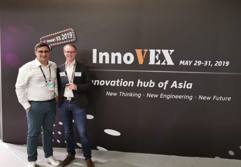 Auf der Messe in Asien präsentierten die Paderborner Dr. Gereon Deppe (r.) und Mladen Milicevic (l.) die Produkte ihrer beiden Start-ups den dortigen Fachbesuchern. (Foto: AMendate GmbH)