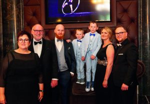 Die drei Generationen der Inhaber-Familie (v.l.) Inge Brünger-Mylius, Rolf Mylius, Jan Mylius, Jona Emil Mylius, Bennett Luuk Mylius, Josa Jansen-Mylius und Björn Mylius. (Foto: SMV)