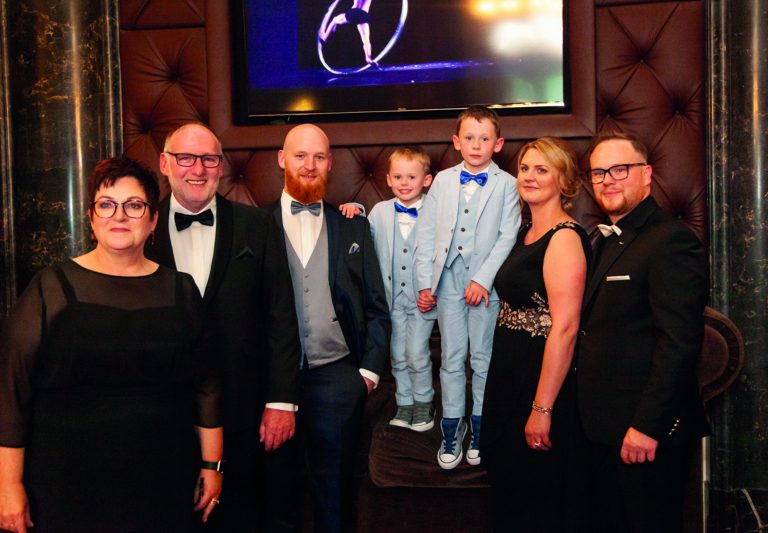 Die drei Generationen der Inhaber-Familie (v.l.) Inge Brünger-Mylius, Rolf Mylius, Jan Mylius, Jona Emil Mylius, Bennett Luuk Mylius, Josa Jansen-Mylius und Björn Mylius. (Foto: SMV)