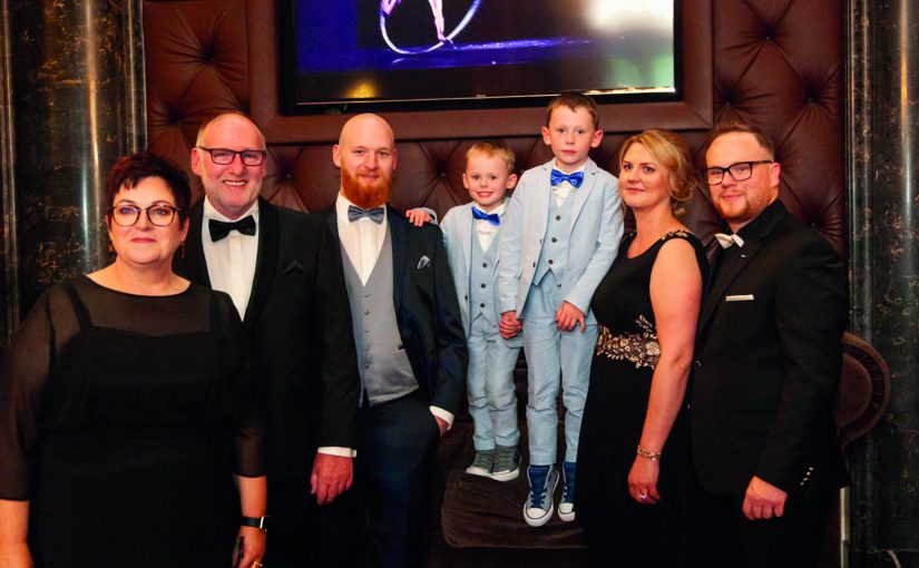 Die drei Generationen der Inhaber-Familie (v.l.) Inge Brünger-Mylius, Rolf Mylius, Jan Mylius, Jona Emil Mylius, Bennett Luuk Mylius, Josa Jansen-Mylius und Björn Mylius. (Foto: SMV)