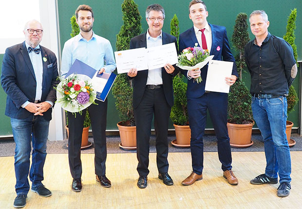 Beste Masterarbeiten in Mathematik: glückliche Preisträger und Wegbegleiter (v.l.) Prof. Dr.-Ing. Reinhard Keil (Dekan), Alexander Klump (Preisträger), Heinfried Cznottka (achelos GmbH), Philip Trykacz (Preisträger), Prof. Dr. Martin Kolb (Betreuer der beiden Abschlussarbeiten) (Foto: Max Hoffmann)