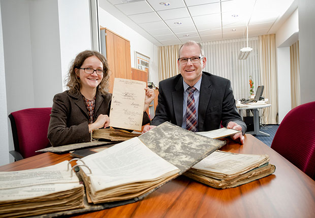 Die Unternehmenshistorikerin Dr. Petra Spona und der geschäftsführende Vorstand des Heimstättenvereins, Jürgen Silies, mit der Bilanz des HVO an seinem Gründungstag, dem 8. Mai 1919. (Foto: Egelkamp)