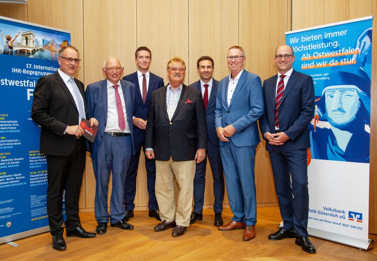Die Expertenrunde in der Zentrale der Volksbank Bielefeld-Gütersloh am Kesselbrink (v.l.): Dirk Sluyter, Prof. Günter Verheugen, Ulrich Scheppan, Elmar Brok, Etienne Oudot de Dainville, Harald Grefe und Martin Frechen. (Foto: Volksbank)