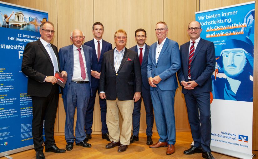 Die Expertenrunde in der Zentrale der Volksbank Bielefeld-Gütersloh am Kesselbrink (v.l.): Dirk Sluyter, Prof. Günter Verheugen, Ulrich Scheppan, Elmar Brok, Etienne Oudot de Dainville, Harald Grefe und Martin Frechen. (Foto: Volksbank)