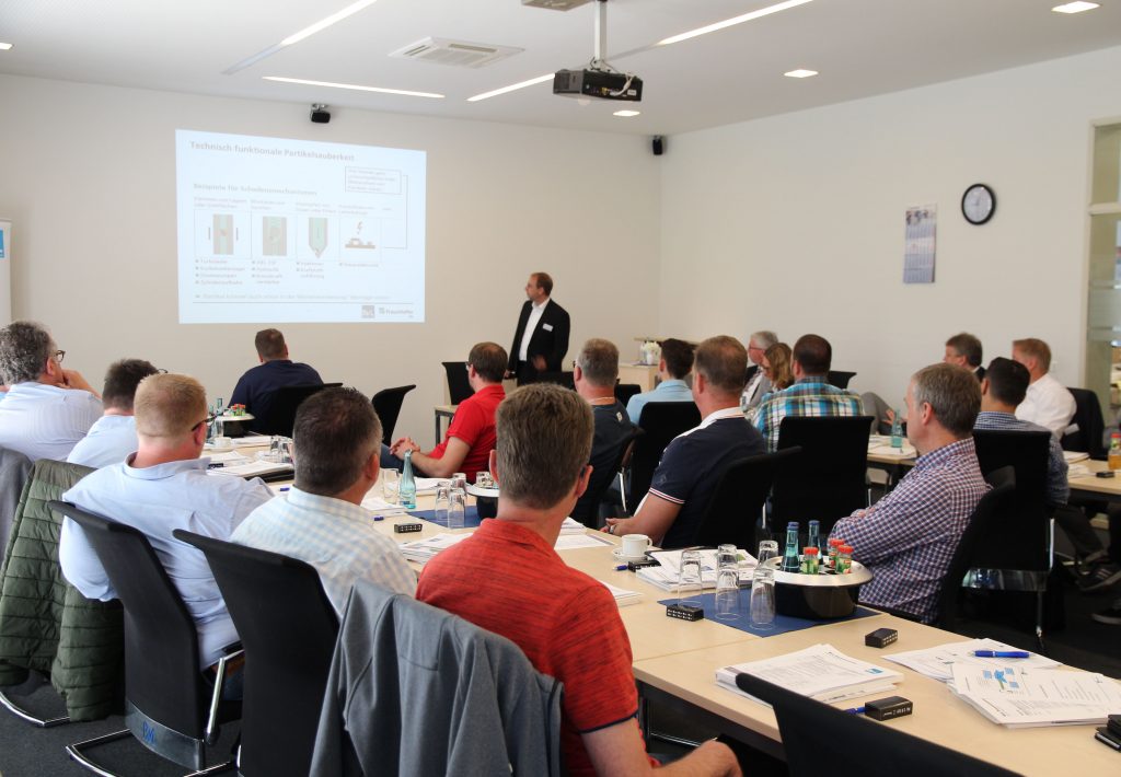Während des BvL-Praxisseminares erörtert Dr.-Ing. Markus Rochowicz vom Fraunhofer-Institut die Notwendigkeit der sorgfältigen Planung des Reinigungsprozesses. (Foto: BvL Oberflächentechnik)