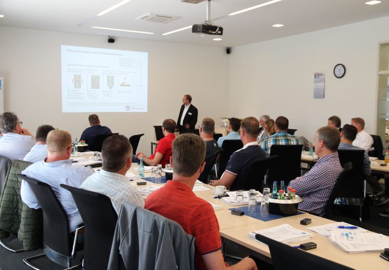 Während des BvL-Praxisseminares erörtert Dr.-Ing. Markus Rochowicz vom Fraunhofer-Institut die Notwendigkeit der sorgfältigen Planung des Reinigungsprozesses. (Foto: BvL Oberflächentechnik)